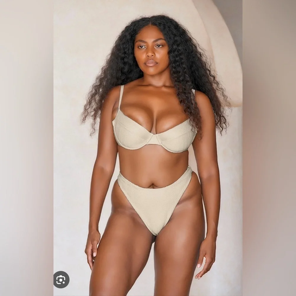 Monday Swimwear Maui Top in Vanilla Chevron Size V